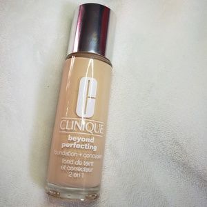 Clinique foundation (Wn 01)